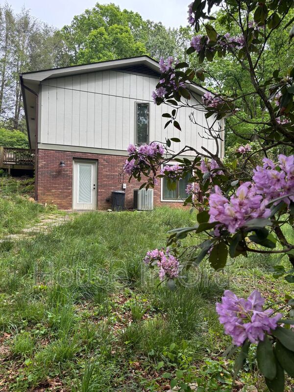 Building Photo - 12 Rockwood Ln