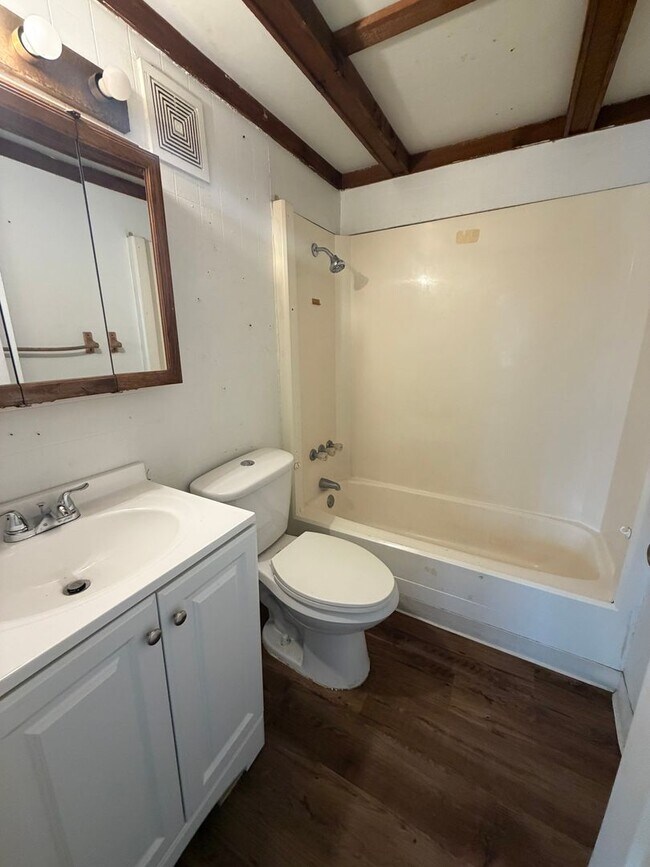 Building Photo - 2423 Lincoln Ave