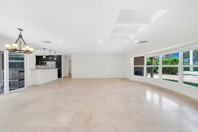 Building Photo - 4021 Bayview Dr