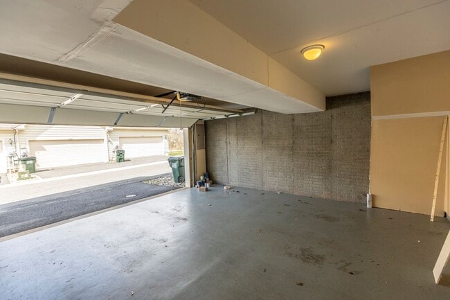 Building Photo - 2042 Lockwood Dr
