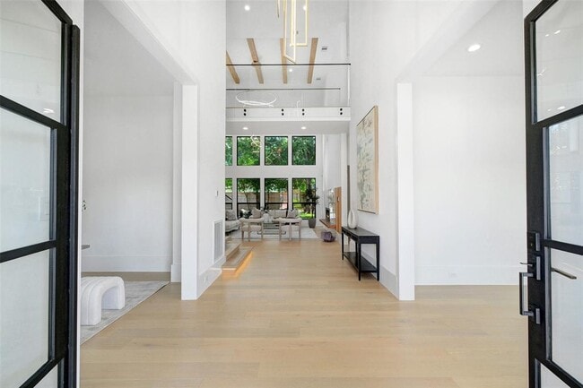 Building Photo - 6618 Schiller St