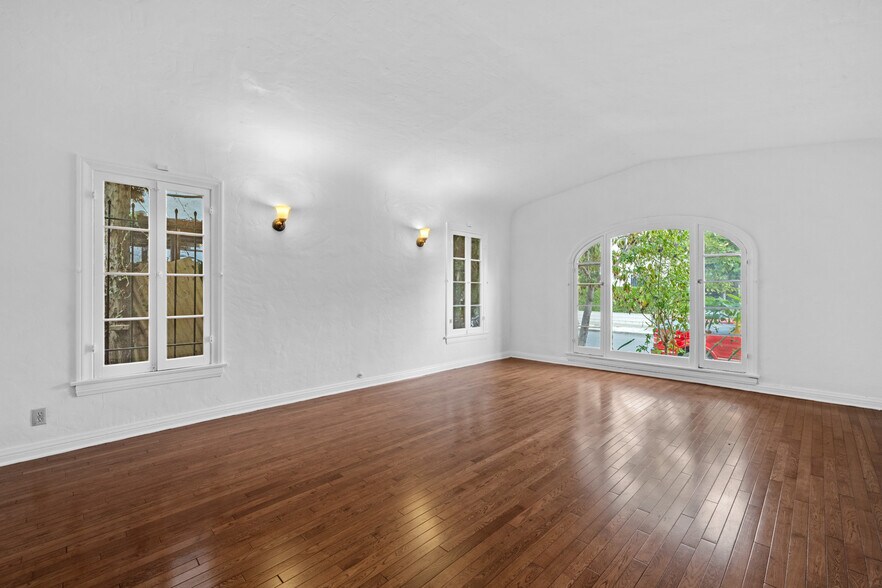 Building Photo - 429 N Gardner St