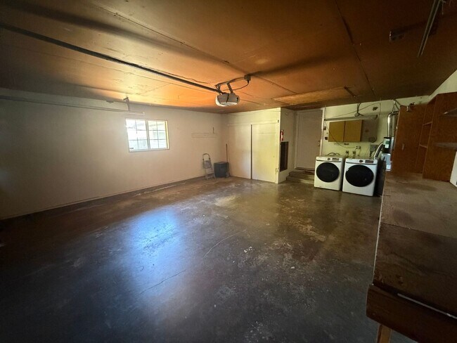 Building Photo - 3 Bedroom | 2 Bathroom | Single Family Home