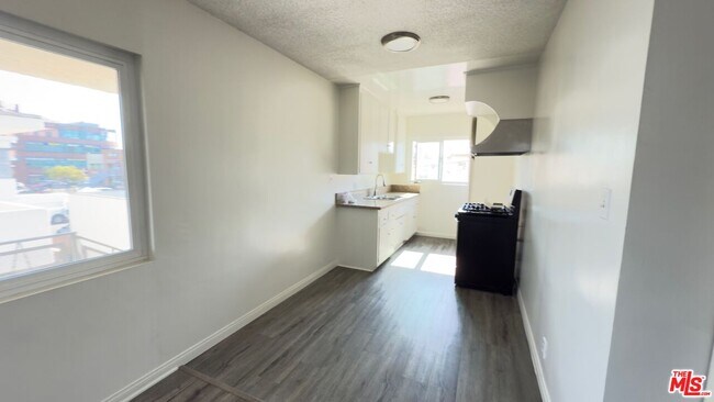 Building Photo - 975 S Kingsley Dr