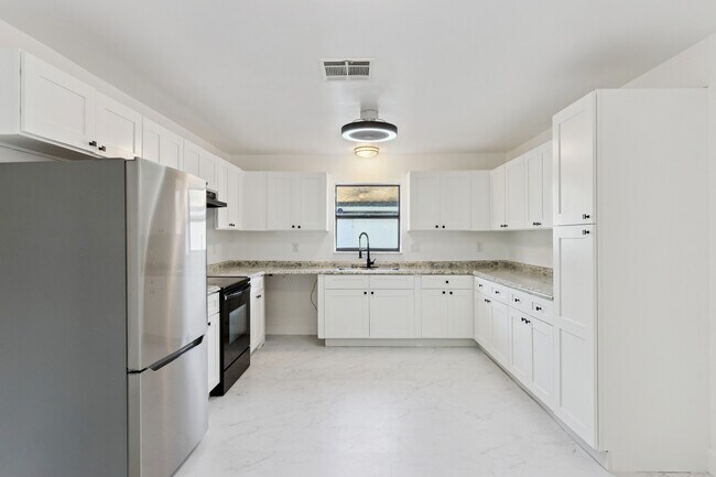 Building Photo - 527 Glade Ct