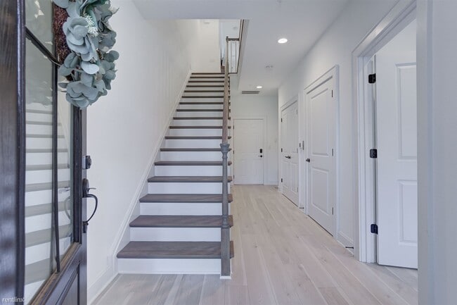 Building Photo - 5 br, 4.5 bath Townhome - 342 Purbrook Ln