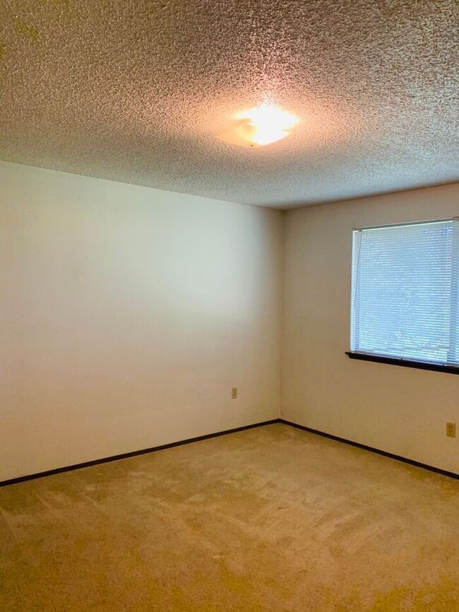 Building Photo - Nice 2 Bedroom Duplex in Edgewood!