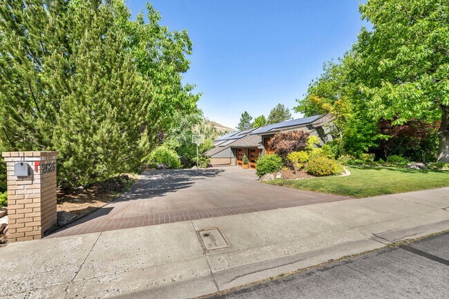 Building Photo - LAKEFRONT LUXURY ON LAKE STANLEY | FULLY FURNISHED + UTILITIES INCLUDED IN GUARDED LAKERIDGE SHORES