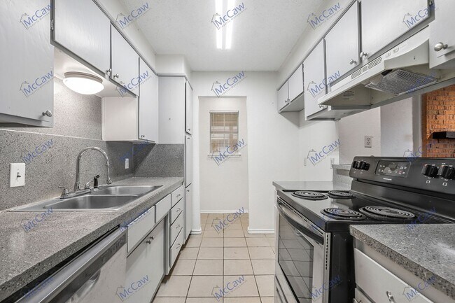 Building Photo - Cute 2/1 Unit in Fort Worth! **Move-in Spe...