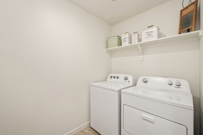 Building Photo - Upgraded 5-Bedroom Home in Immaculate Condition