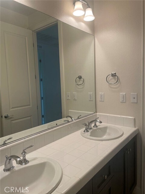 Building Photo - 18 Lark