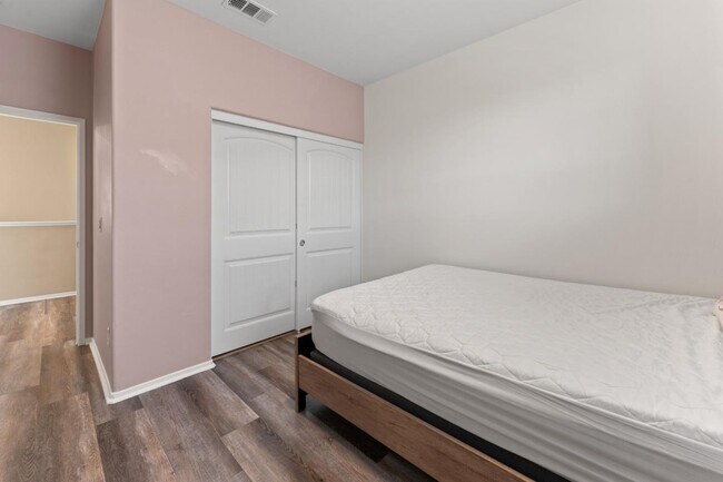 Building Photo - 30324 Town Square Dr