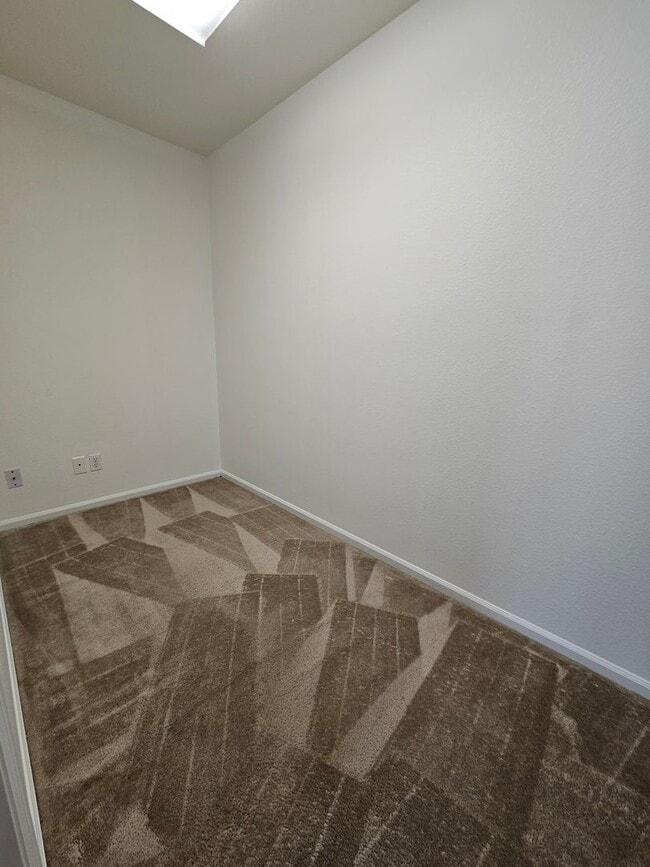 Building Photo - Massive and Expansive 5 Bedroom Green Vall...