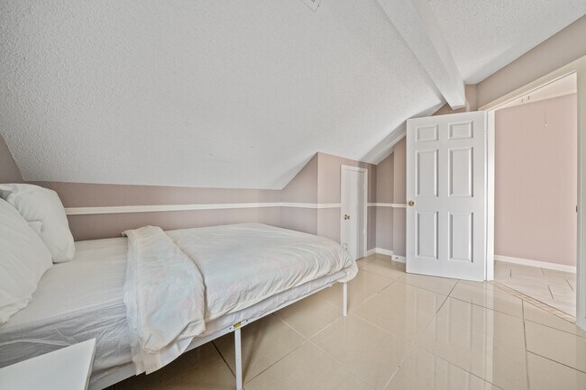 Building Photo - 8629 Kinghaven St