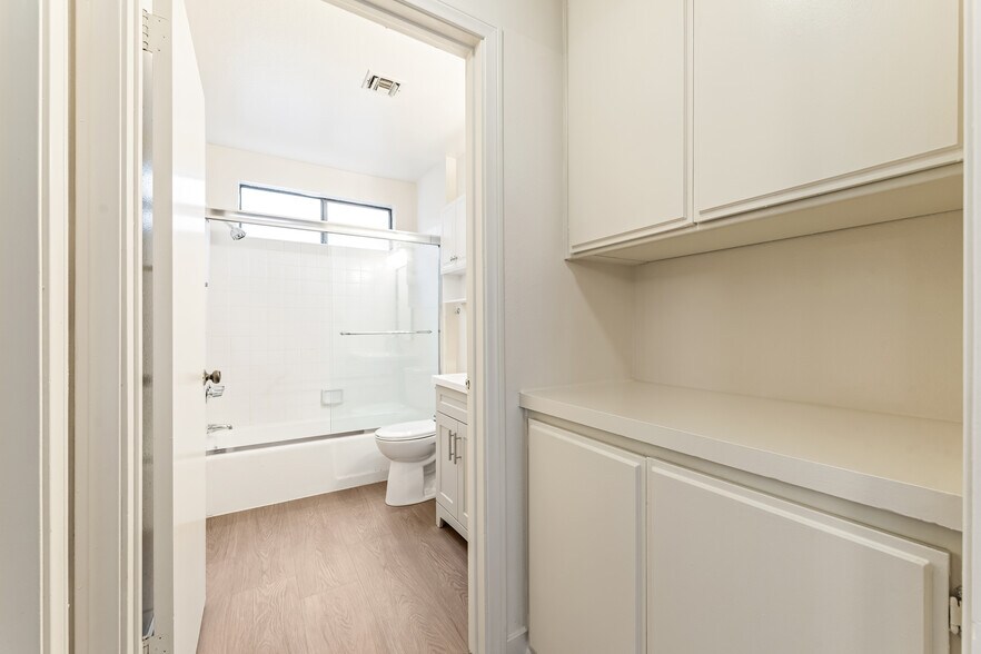 Building Photo - 12011 Rochester Ave