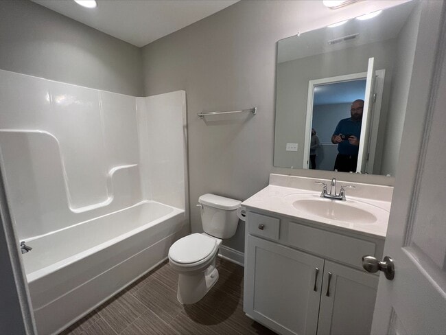 Building Photo - Beautiful Open Concept in a Convenient Loc...