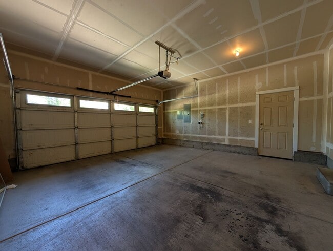 Building Photo - Beautiful 3-Bedroom, 2.5-Bath Home In the ...