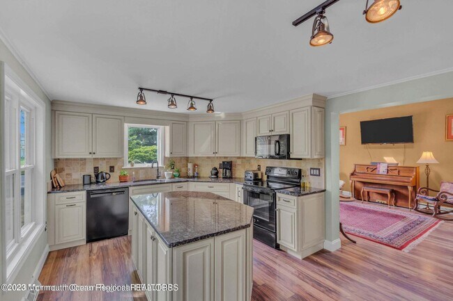 Building Photo - 37 Freehold Rd