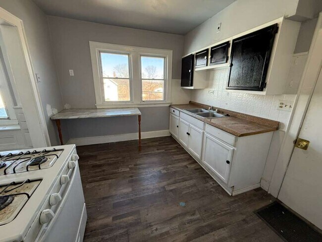 Building Photo - 4913 E 85th St