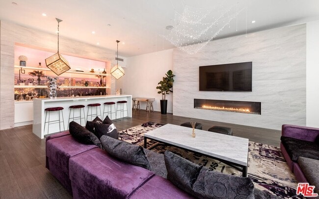 Building Photo - 1814 N Doheny Dr