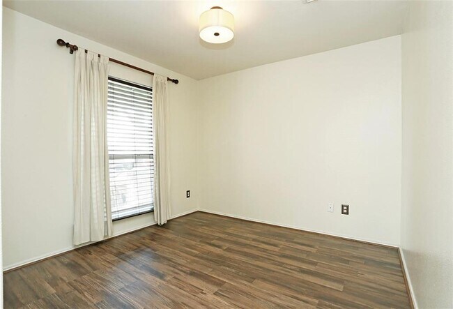 Building Photo - 1939 Wooded Acres Dr
