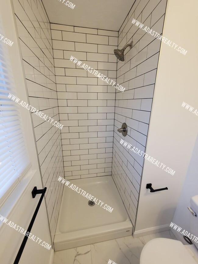 Building Photo - Absolutley Beautiful 4 Bedroom 2.5 Bath Overland Park Home-Available NOW!!