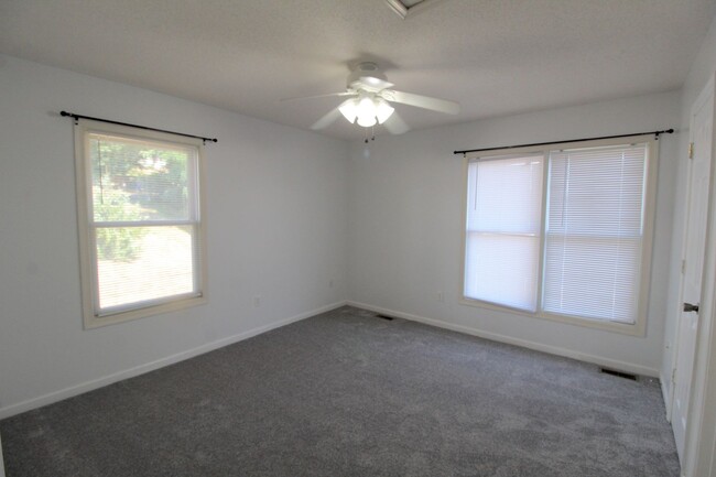 Building Photo - 869 Camelot Ln