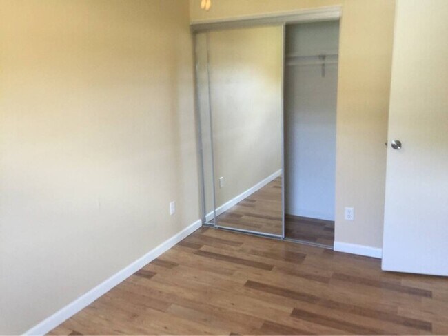 Building Photo - 3 bedroom 1.5 bath townhouse