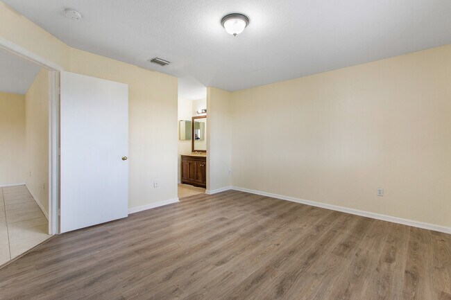 Building Photo - 8460-8466