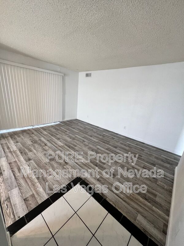 Building Photo - 1405 E Vegas Valley Dr