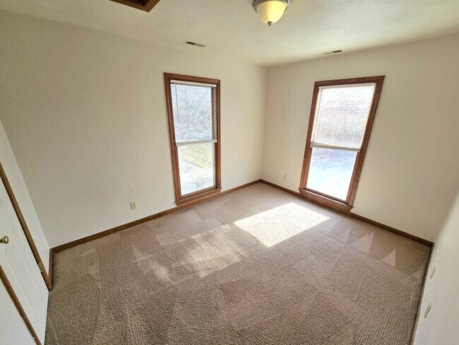 Building Photo - 2-STORY CONDO IN HEART OF PORTSMOUTH! 2 BED/2 BATH!