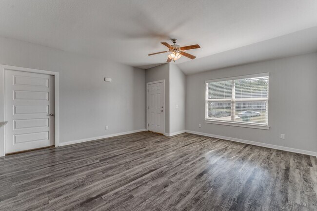Building Photo - 640 Hidden Springs Dr