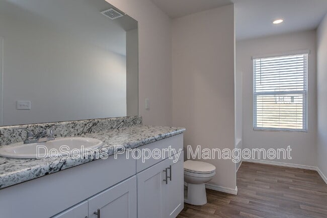 Building Photo - 2206 Yearling Dr