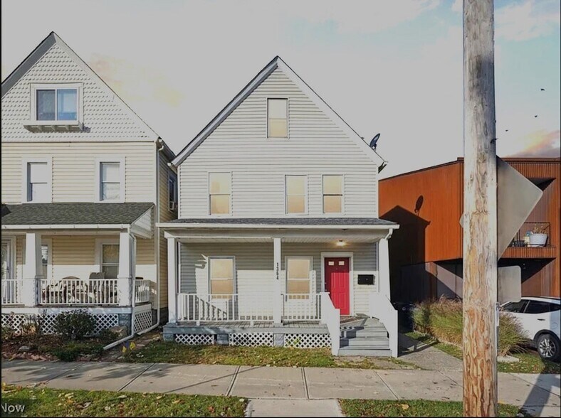 Building Photo - 1364 W 58th St