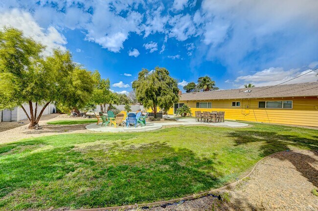 Building Photo - Stunning Vintage Vegas Pool Home on almost...