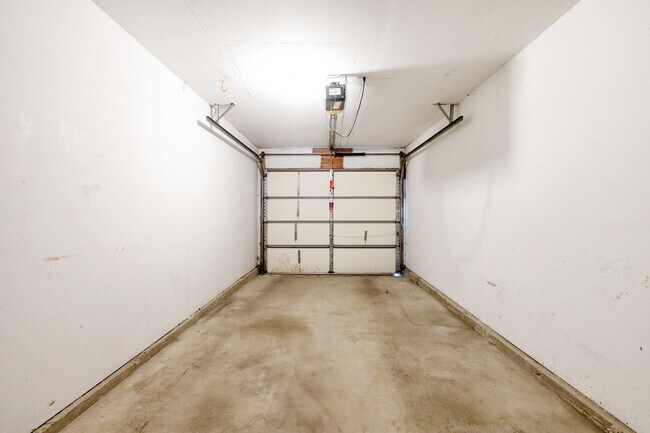 Building Photo - 690 Thorntree Ct