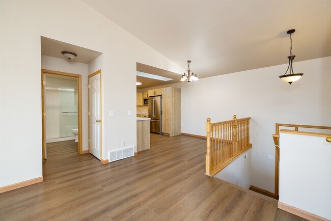 Building Photo - 3 bedroom 2 bathroom west end townhome