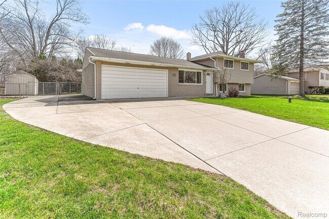 Building Photo - 25690 Glamorgan Dr