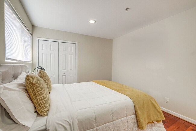 Building Photo - 450a Condon Terrace SE