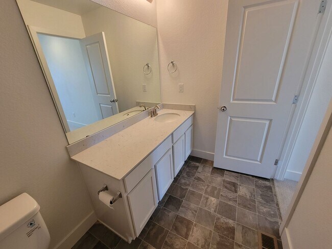 Building Photo - Stunning and spacious 4.5 bedroom, 3 bathroom home located in Morgan Hill