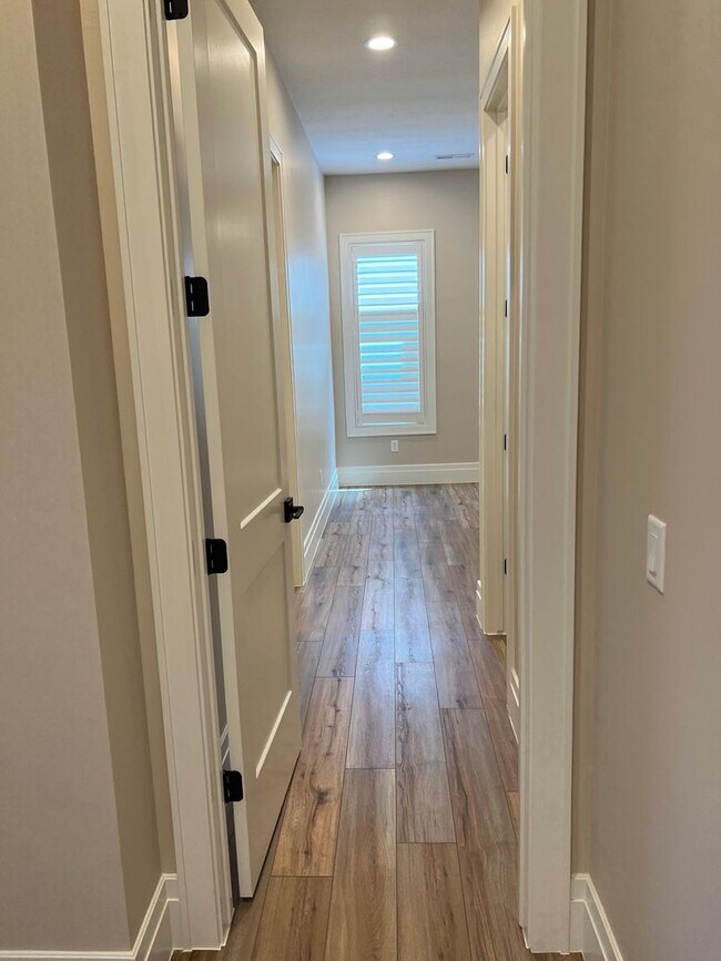 Building Photo - Beautiful 4 Bedroom, 4 Bathroom Home in Th...