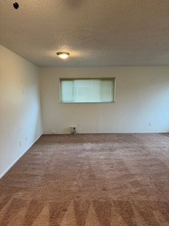 Building Photo - UPSTAIRS 2 BED UNIT IN ROSEVILLE!!