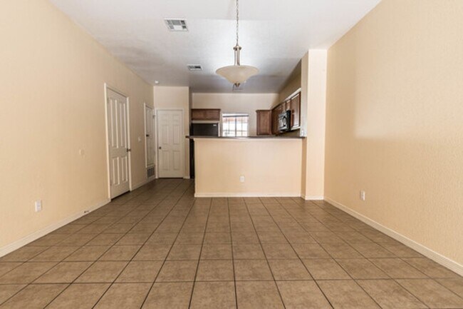 Building Photo - Spacious 3 bedroom, 2.5 Bath Condo in East El Paso!!