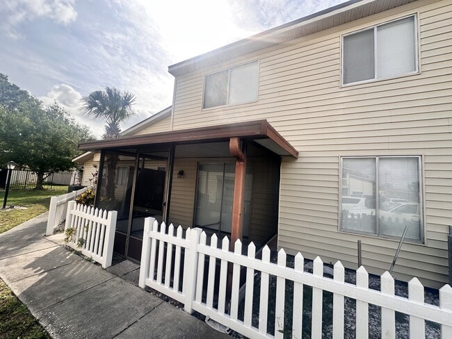 Building Photo - 1013 Spring Meadow Dr