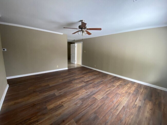 Building Photo - 733 Parkview St