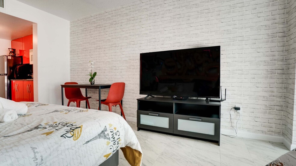 Building Photo - 1 SE 12th St