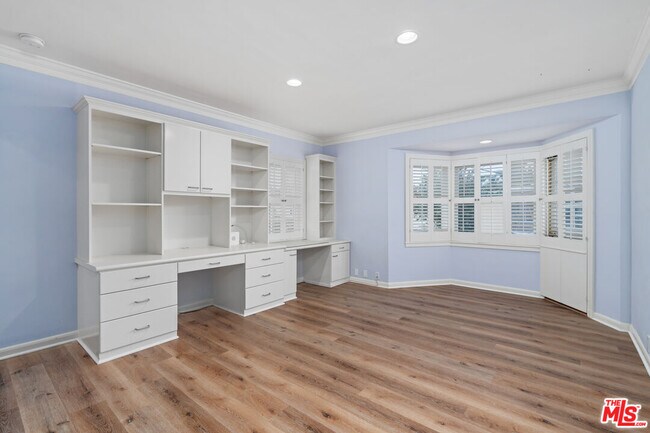 Building Photo - 234 S Roxbury Dr