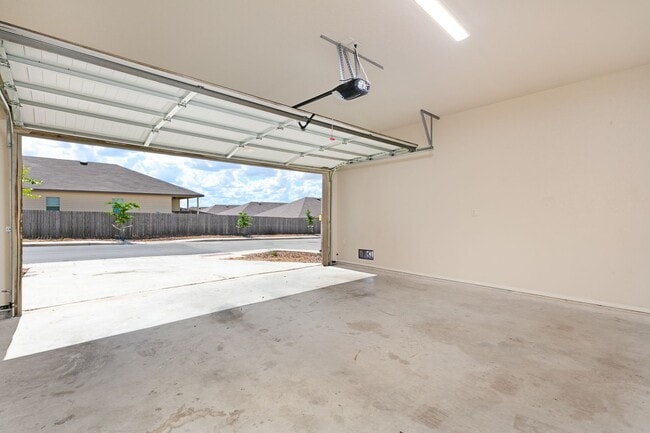 Building Photo - New Braunfels~ Beautiful Luxury 3 Bdrm~Stained Concrete Floors Throughout