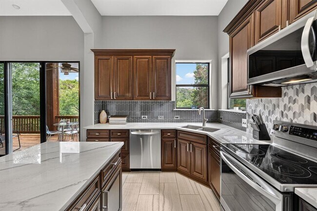 Building Photo - 2801 Manitou Dr