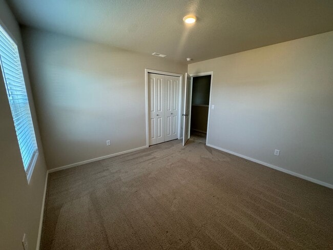 Building Photo - 5 bedroom House in Northeast Salem!